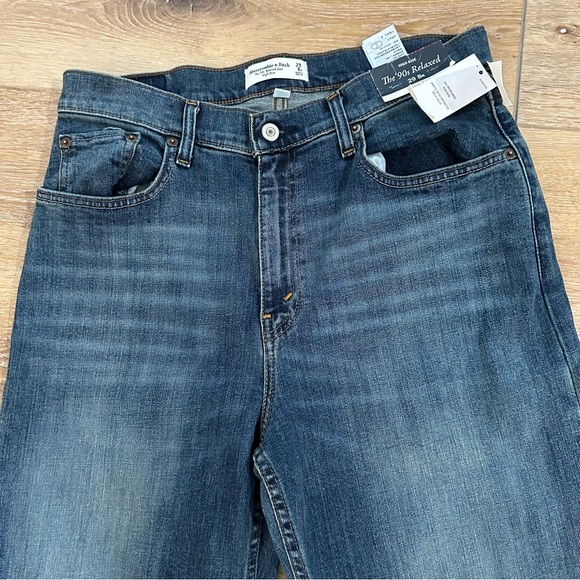 Abercrombie & Fitch The 90s Relaxed High Rise Curve Love Jeans Sz 29/8R NWT - Picture 3 of 9